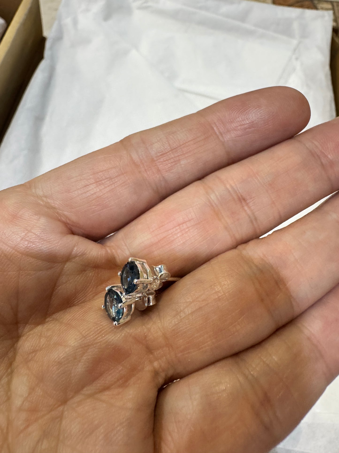 ロンドントパーズのピアス(ロビンさんマジック)