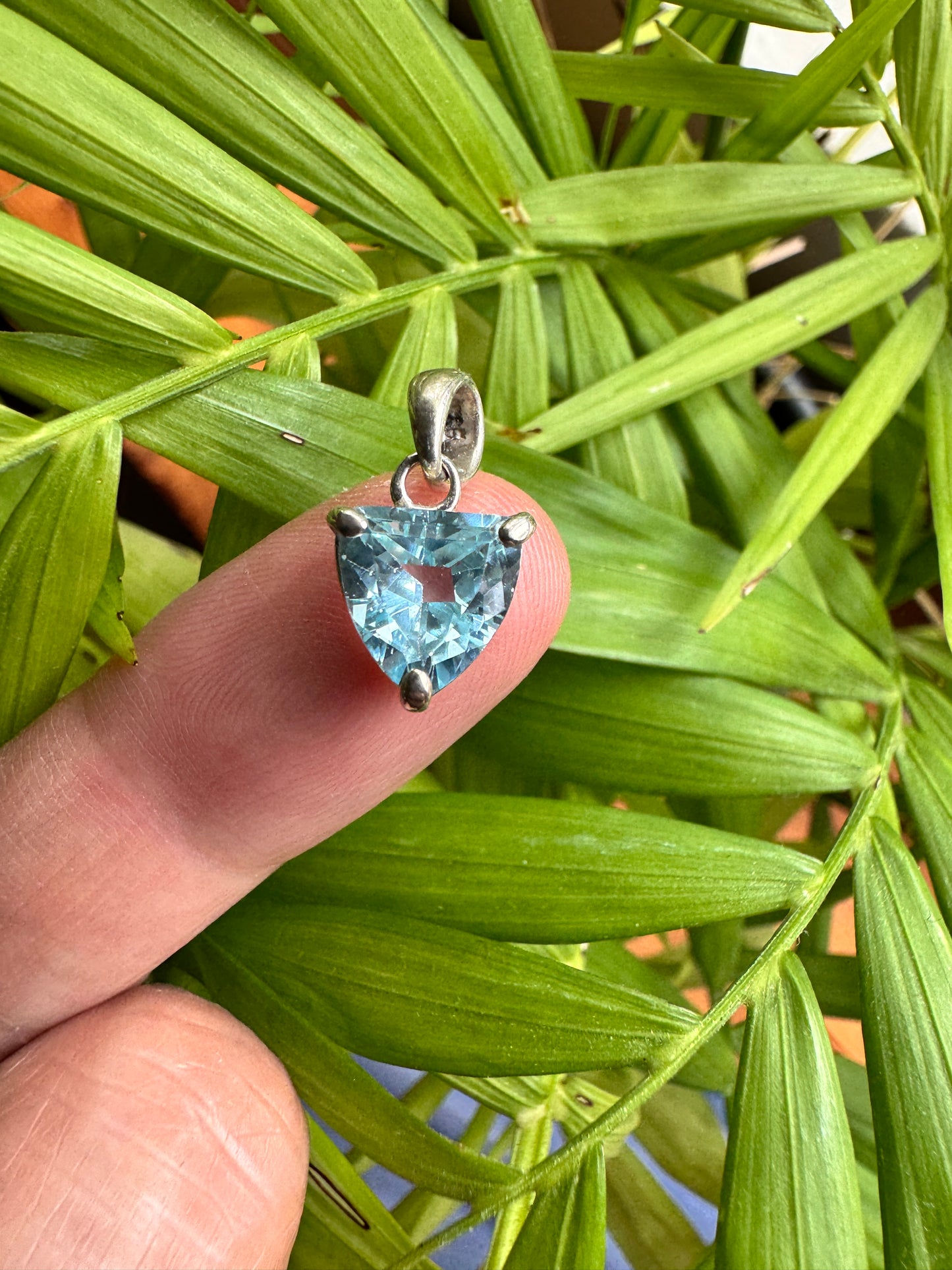 ブルートパーズのペンダント・トライアングル型(ブルータトル)