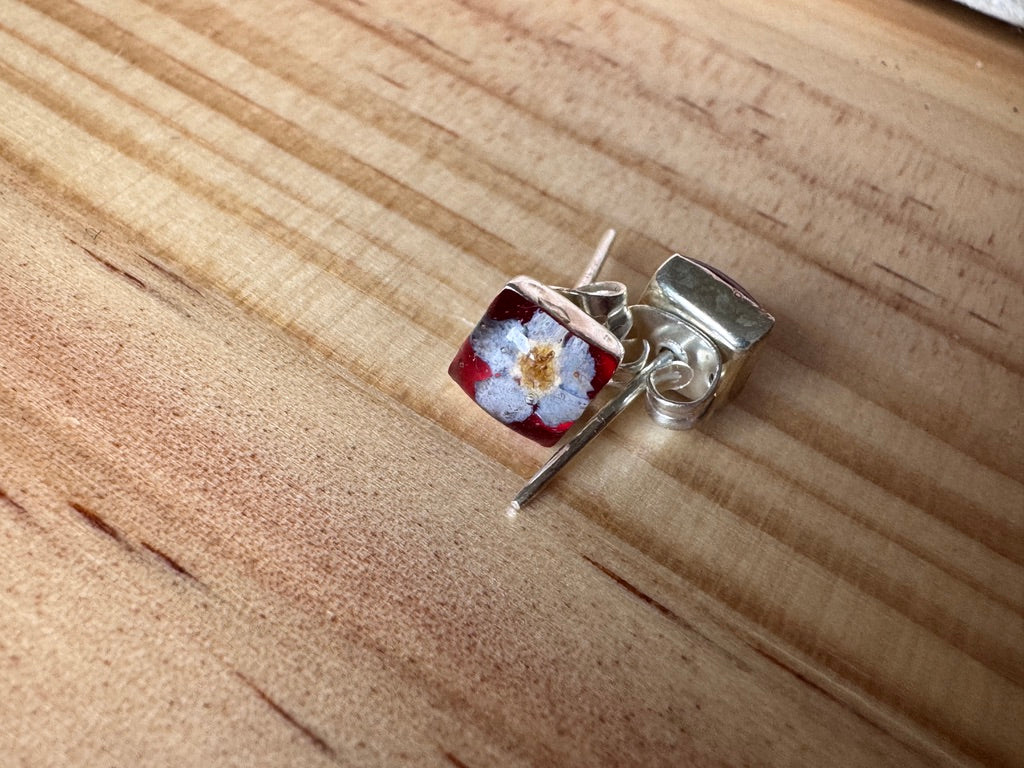 フラワーピアス（赤）