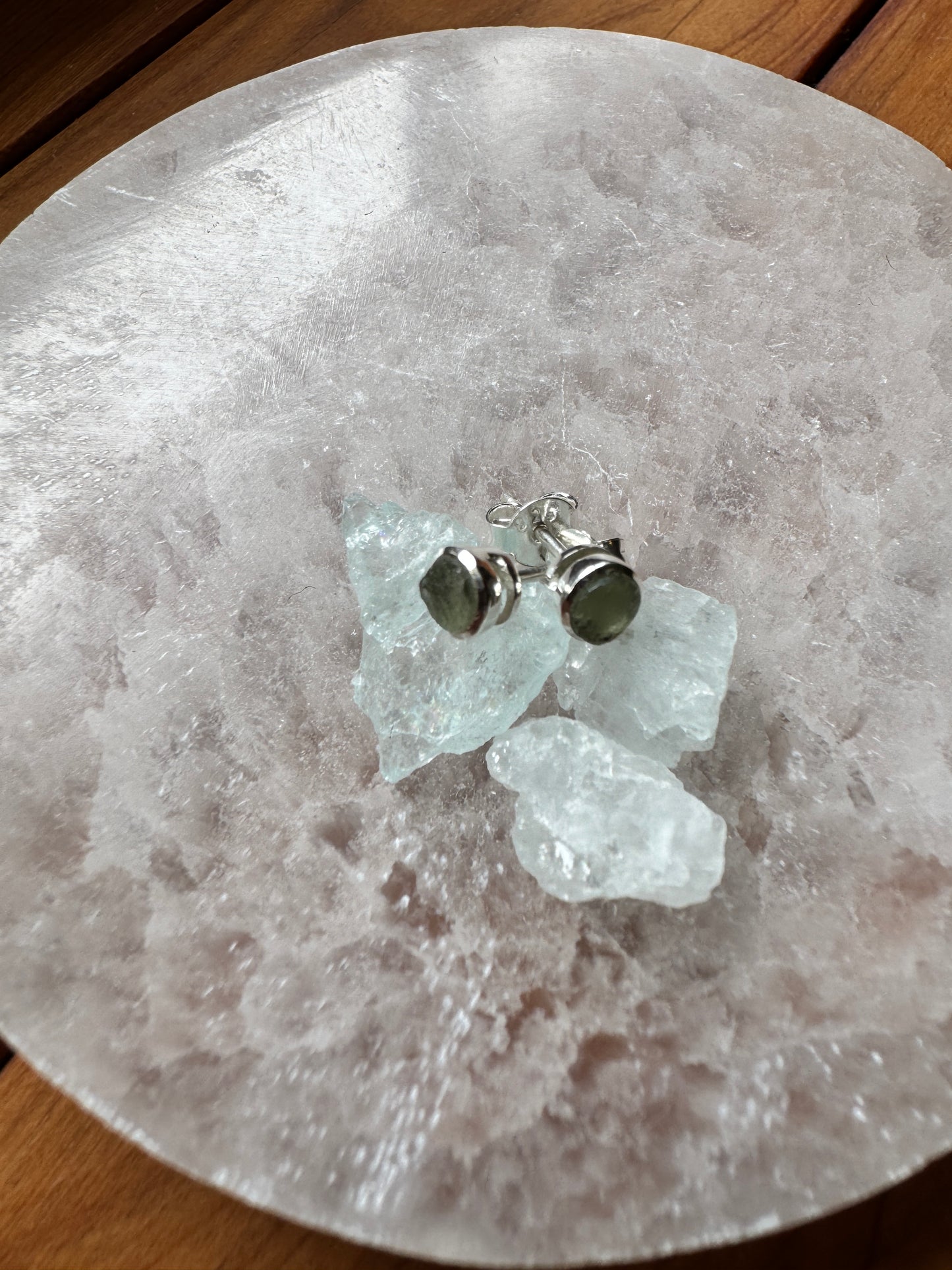 モルダバイトのピアス