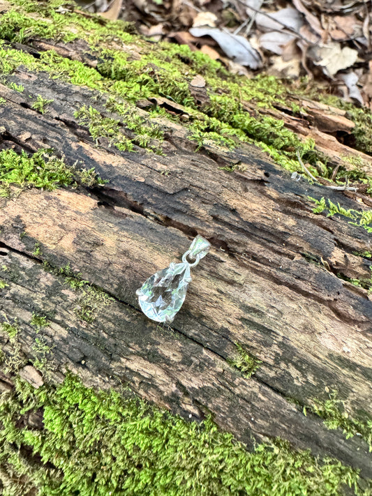 クリスタル（水晶 ）のペンダント（ティアドロップ形）オーストラリアの空