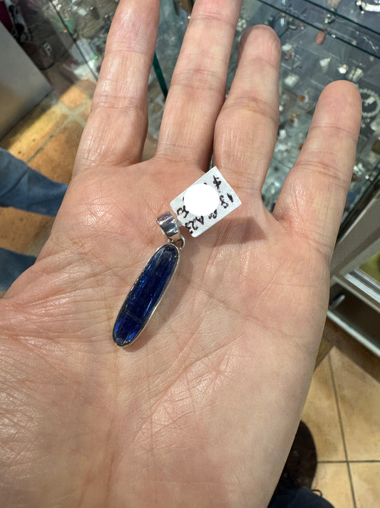 青い輝きカイヤナイトのペンダント