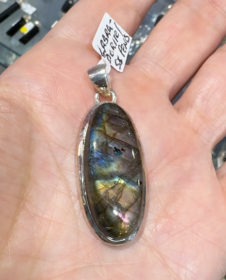 ラブラドライト(labradorite)のペンダント