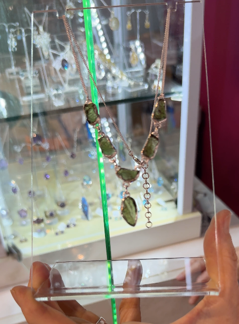 王女様のモルダバイト ネックレス