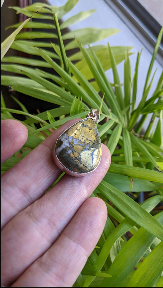 New!【３点セット】メルボルンの白魔女カルコパイライト、ローズクオーツ、琥珀のペンダント