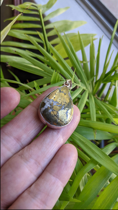 New!【３点セット】メルボルンの白魔女カルコパイライト、ローズクオーツ、琥珀のペンダント