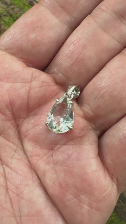 クリスタル（水晶 ）のペンダント（ティアドロップ形）オーストラリアの空